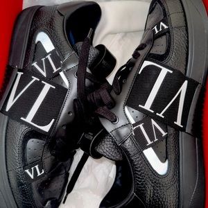 VALENTINO GARAVANI MEN’S SNEAKERS, LOW-TOP CALFSKIN VL7N SNEAKER WITH BANDS